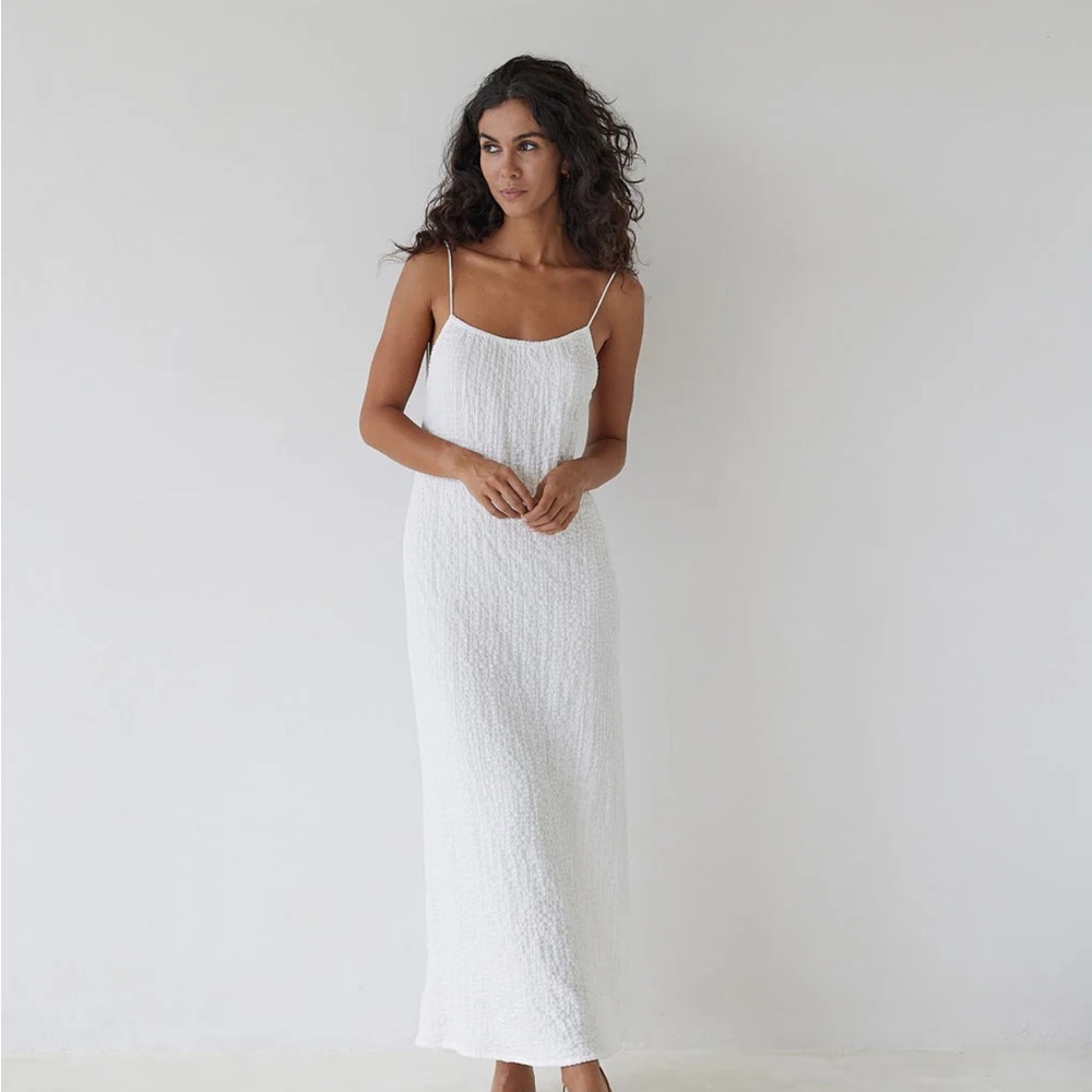 Elegant White Backless Dress
